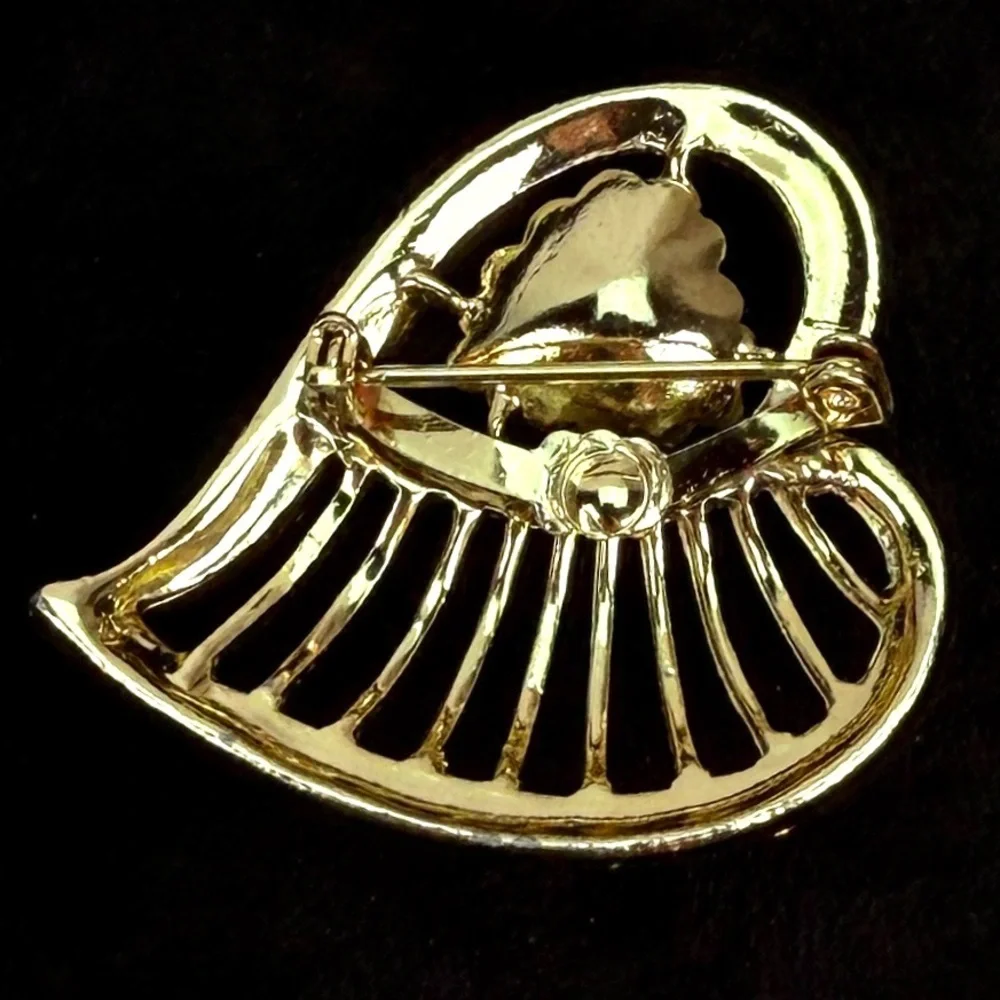 Vintage goldtone with red heart center brooch